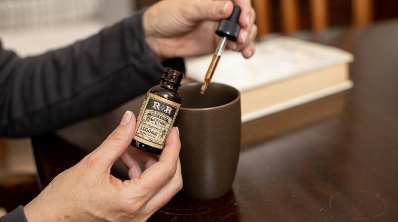 Cannabis-tincture-in-tea