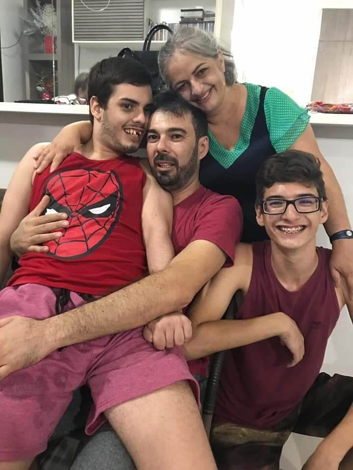 Josefa Ivanilda Maia de Freitas e Jean Jr., que trata convulsões com cannabis medicinal