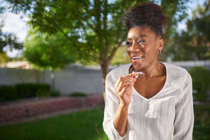 Mulher fumando um cigarro de cannabis