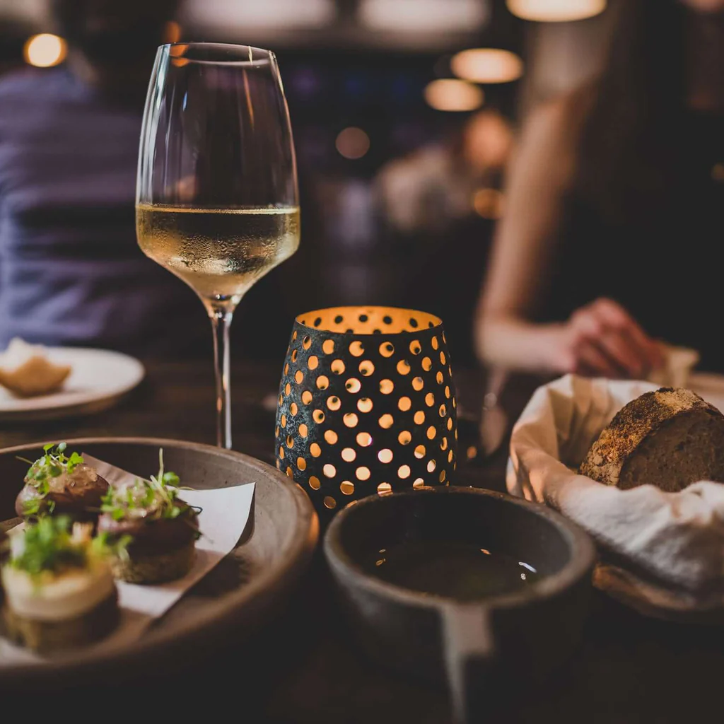 close-up-of-warm-dinner-setting_03b72e89-2f19-4604-b7ba-1603dc7e6e9a